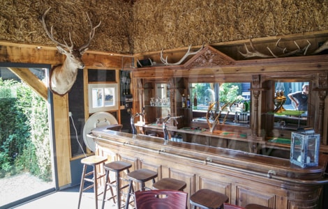 Bar in een man cave van hout