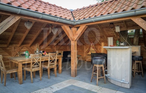 Houten mancave in de achtertuin