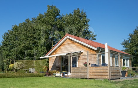 Houten mantelzorgwoning met dakpannen in de achtertuin