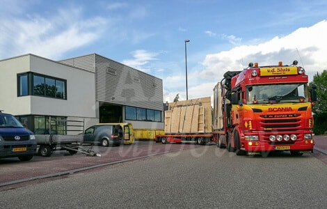 Vrachtwagen bij Jaro Houtbouw met prefab gevelwanden