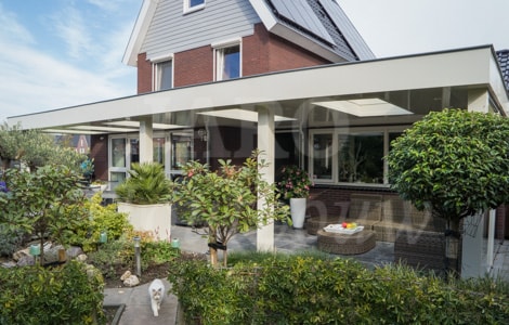 Moderne houten veranda in een lichtgrijze kleur