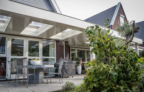 Veranda van hout met moderne uitstraling in Zwaag