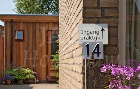 Verwijzing naar praktijkruimte achter een woning in Zwolle