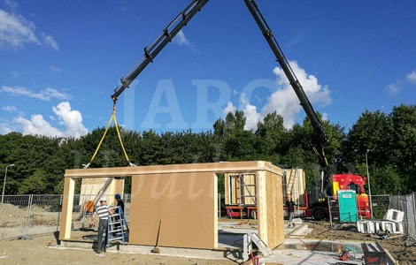 Prefab houtskeletbouw met de kraan