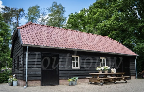 Landelijke schuur met zwarte planken