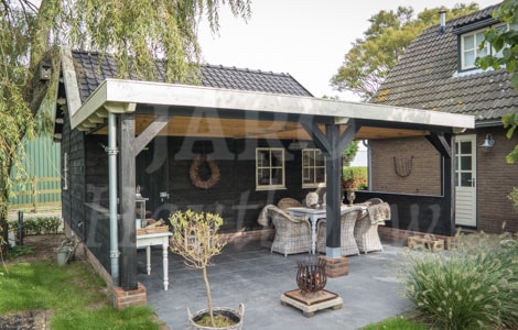Houten schuur met veranda in Heemskerk