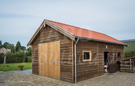 Houtbouw schuur met schaaldelen als gevelbekleding