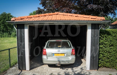 Houten carport met rode dakpannen en zwarte planken