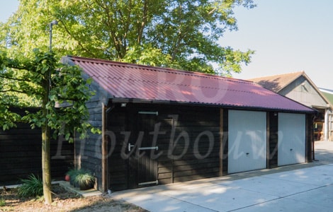 Houten garage met twee kantelpoorten en loungeruimte