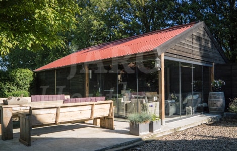 Loungeruimte in garage die aansluit op de tuin