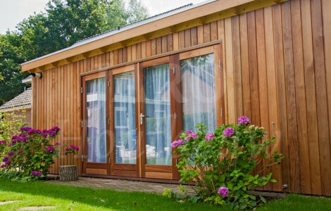 Vooraanzicht tuinkantoor van hout