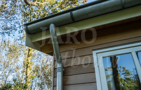 Zinken dakgoot gemonteerd onder zadeldak met dakpannen