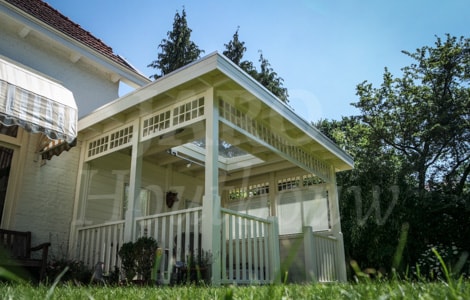 Houten overkapping in de tuin aan een woning in Nunspeet