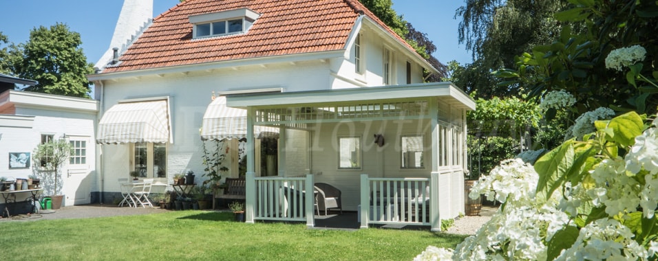 Wit geschilderde veranda aan huis