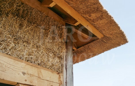Vrijstaande veranda van eikenhout met rieten kap