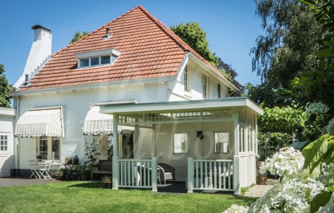 Veranda van hout tegen een woning geplaatst in Nunspeet