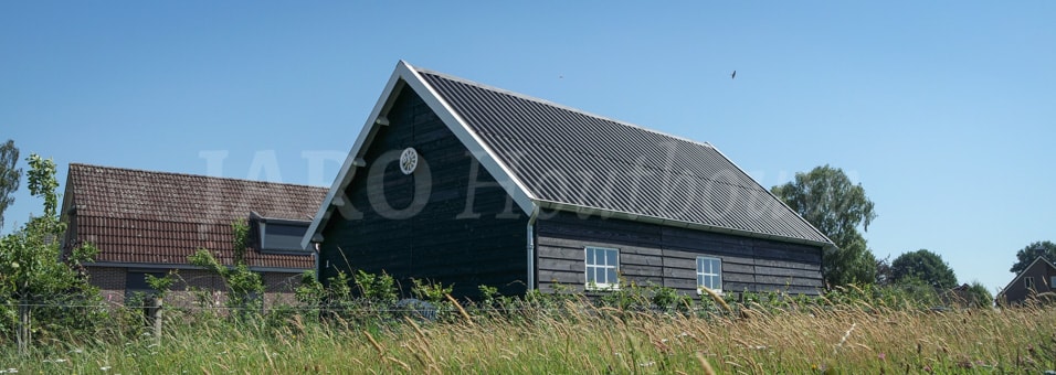 Prachtige houten schuur in de tuin te Wapenveld