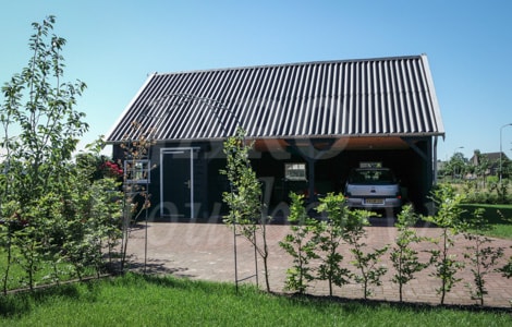 Vooraanzicht houten schuur met carport