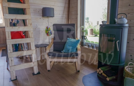 Houten recreatiewoning met houtkachel