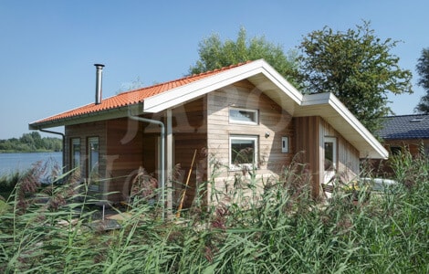 Vakantiehuis aan het water uitgevoerd in hout en rode pannen